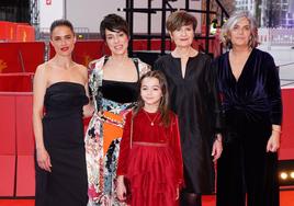 Las actrices Patricia López Arnaiz, Itziar Lazkano, Ane Gabarain y Sofia Otero, junto a la directora Estibaliz Urresola esta tarde en la Berlinale.