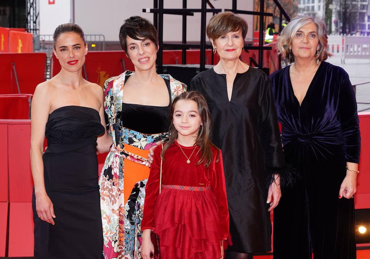 Las actrices Patricia López Arnaiz, Itziar Lazkano, Ane Gabarain y Sofia Otero, junto a la directora Estibaliz Urresola esta tarde en la Berlinale.