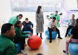 La reina Letizia, en un centro de enfermedades raras en Petrer (Alicante).
