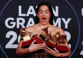 Rosalía, con cinco premios Grammy.