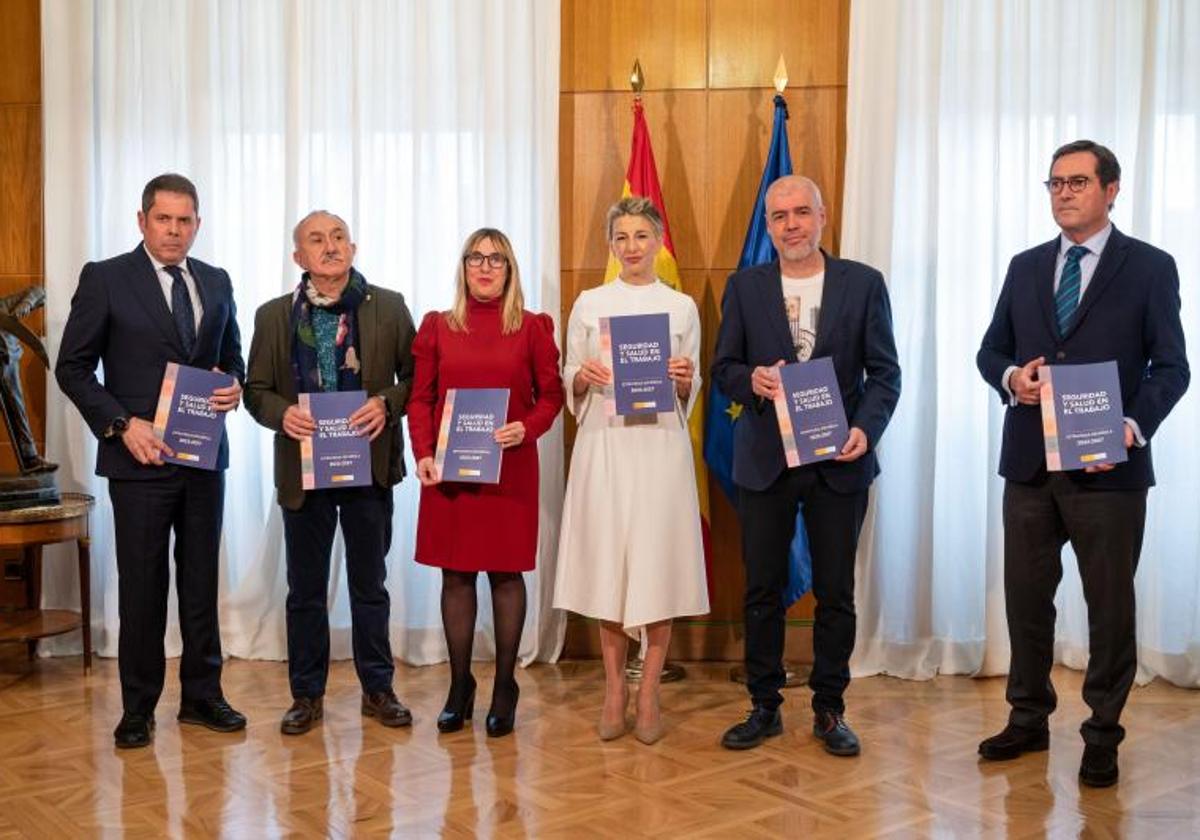 Yolanda Díaz (c.), junto a los interlocutores sociales.