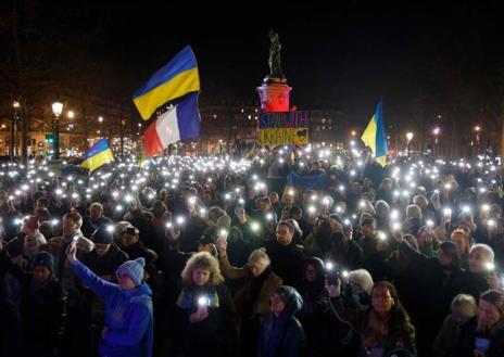 Imagen secundaria 1 - Además de en Kiev, los actos por el primer aniversario de la invasión rusa en Ucrania se celebraron en diferentes capitales europeas, como París y Berlín.