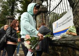 Ramos de flores en la entrada del instituto Santo Tomás de Aquino en homenaje a la profesora fallecida