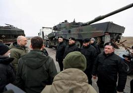 Los primeros ministros ucraniano, Denís Shmihal, y polaco, Mateusz Morawiecki, junto a los Leopard 2 entregados por Polonia