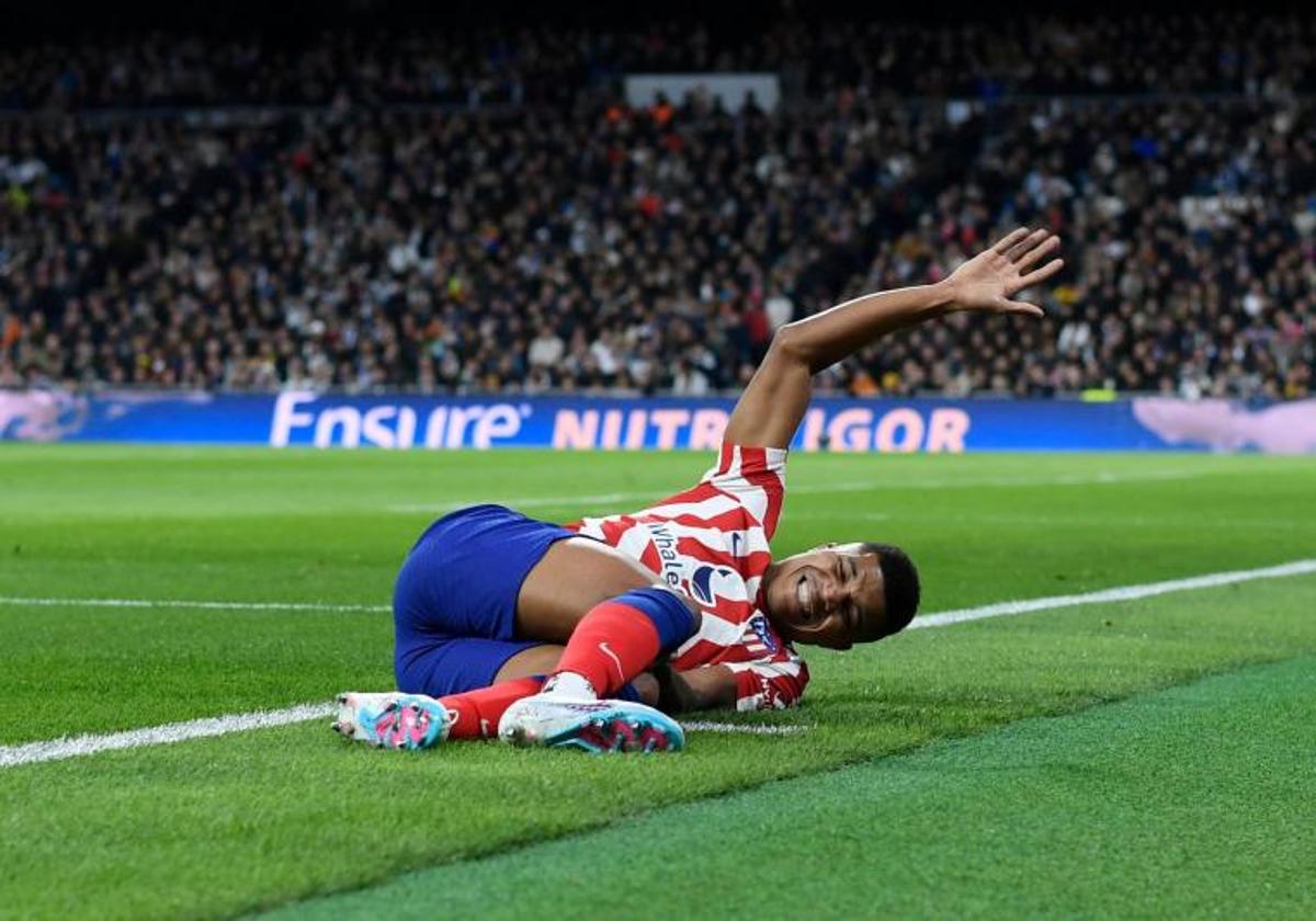 El jugador del Atlético, tras lesionarse la rodilla.