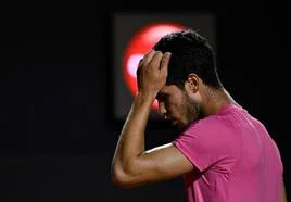 Carlos Alcaraz, preocupado durante la final en Río de Janeiro.
