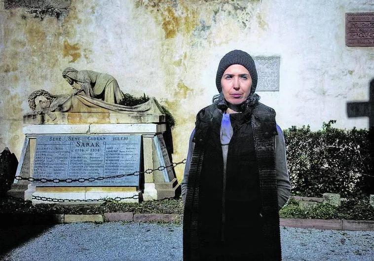 La escritora, junto a la iglesia de Sara y el monumento a los caídos en la guerra, que cuenta con una placa en recuerdo de Maddi.