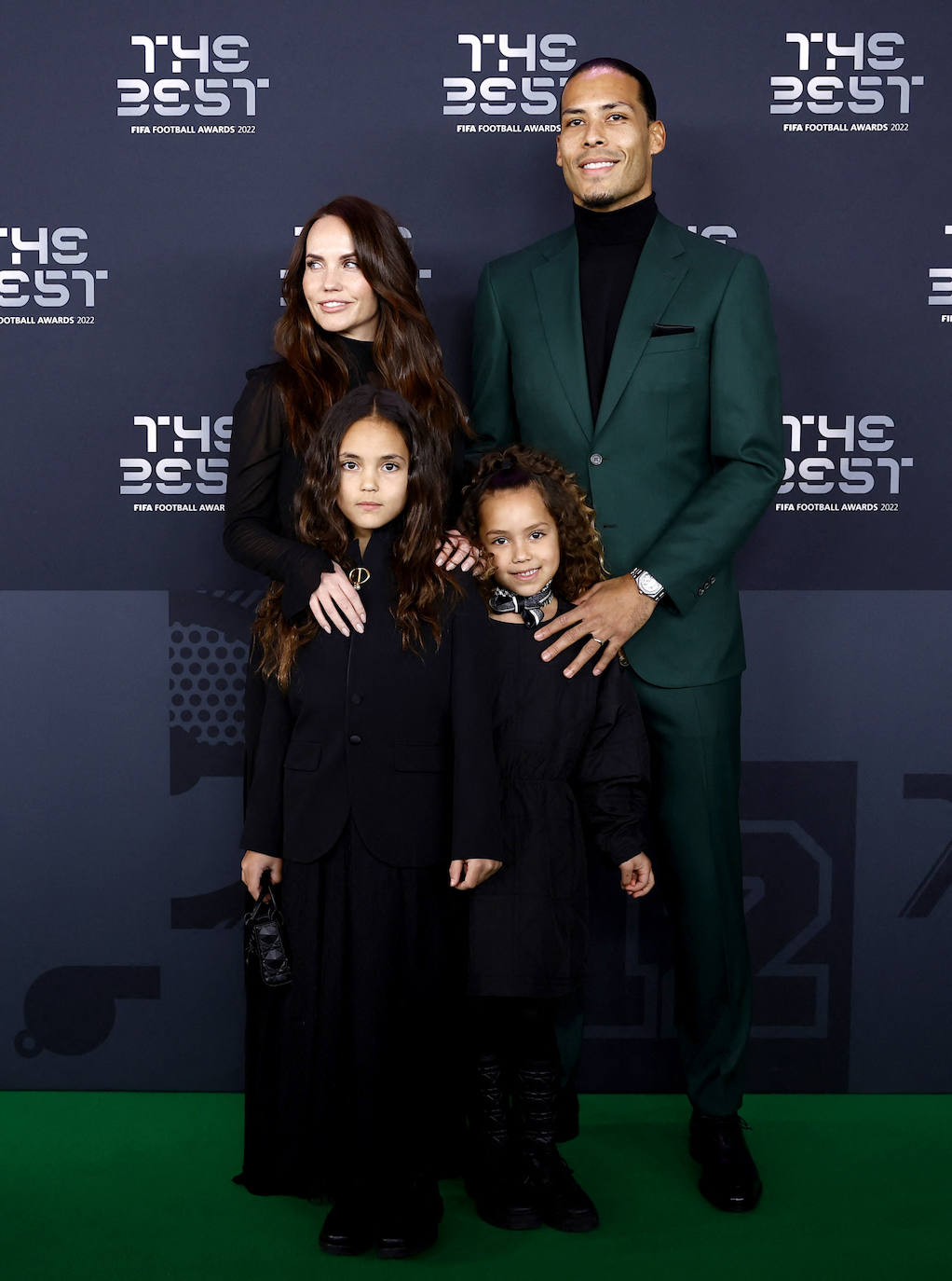 Virgil van Dijk, central de la selección neerlandesa y del Liverpool. posa junto a su mujer y sus hijos a su llegada a la ceremonia.