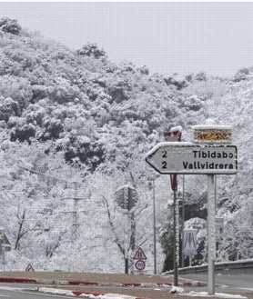 Imagen secundaria 2 - La nieve ha llegado este lunes a Mallorca, foto principal, y también a orillas de la playa de La Concha, en San Sebastián, y a los alrededores de la ciudad de Barcelona