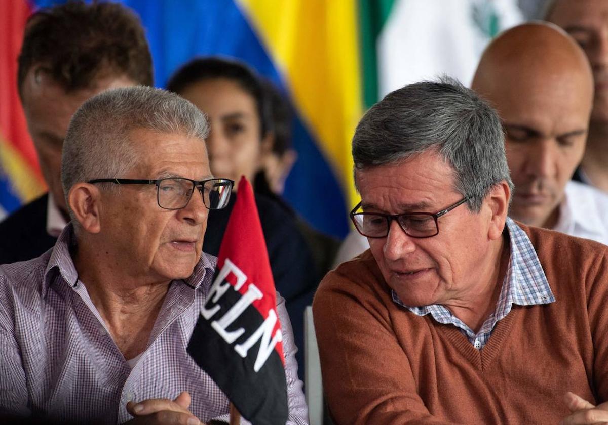 Los comandantes guerrilleros del Ejército de Liberación Nacional (ELN) de Colombia Pablo Beltrán y Aureliano Carbonell en la mesa de negociación instaurada en México.