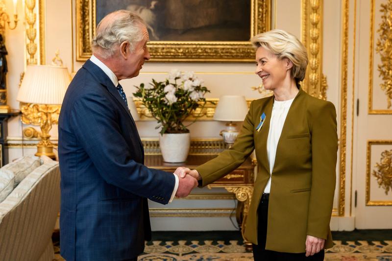 Carlos III saluda a Ursula von der Leyen durante su audicencia este lunes en Windsor.