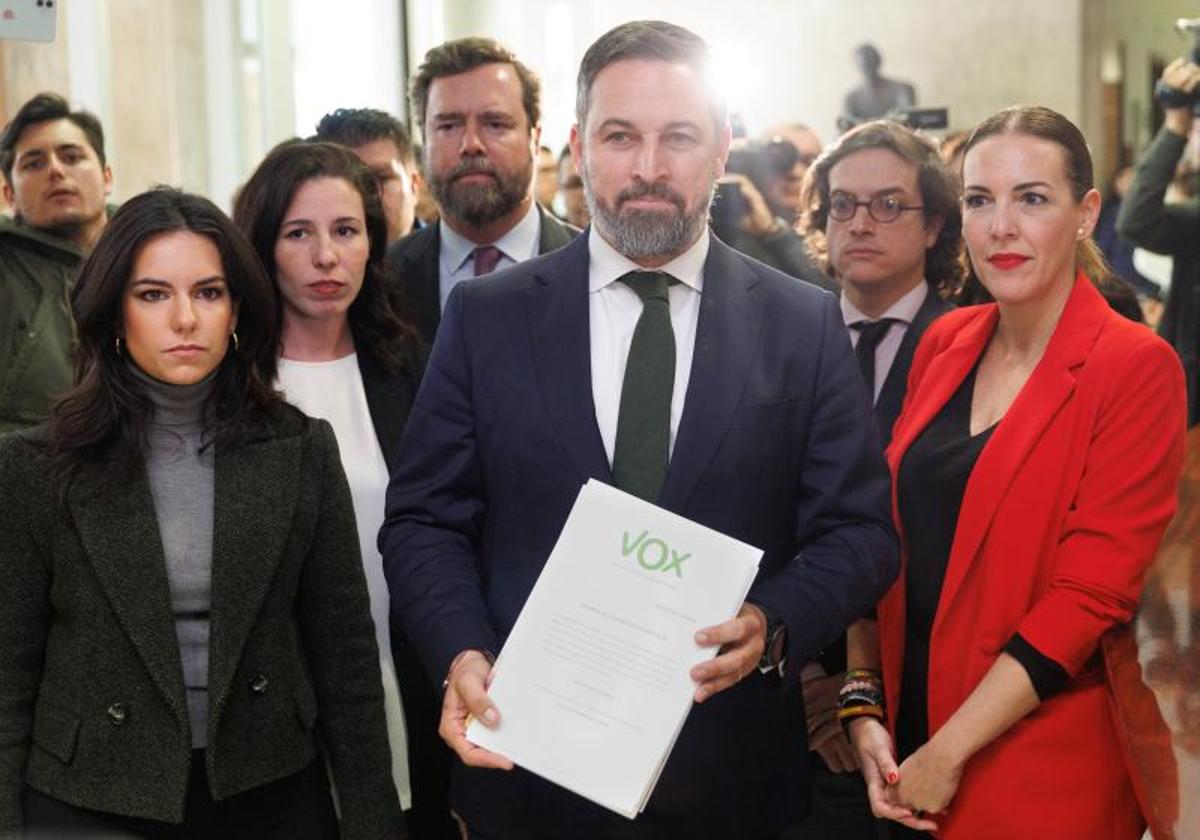 El líder de Vox, Santiago Abascal, encabeza el registro de la moción de censura