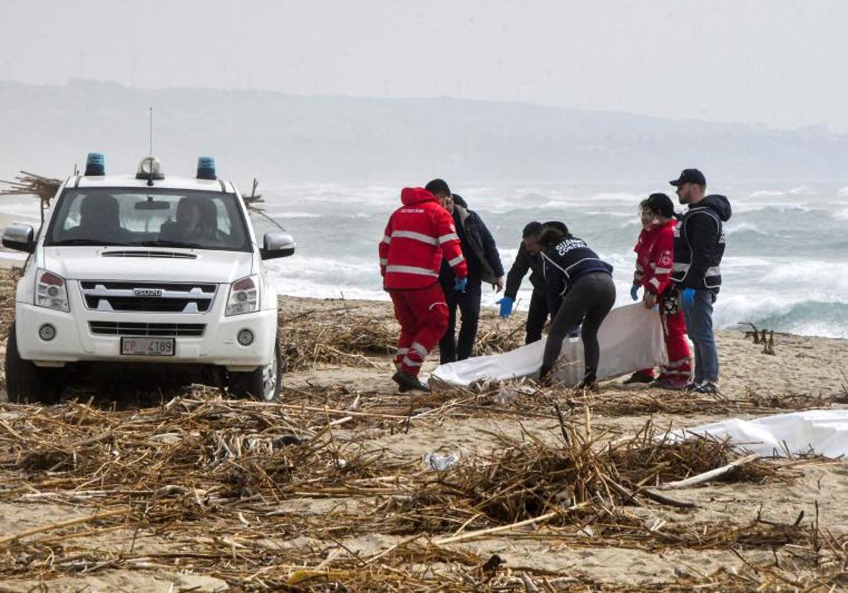 Los servicios de emergencias recogen varios cadáveres en la costa de la localidad de Cutro, en Calabria.