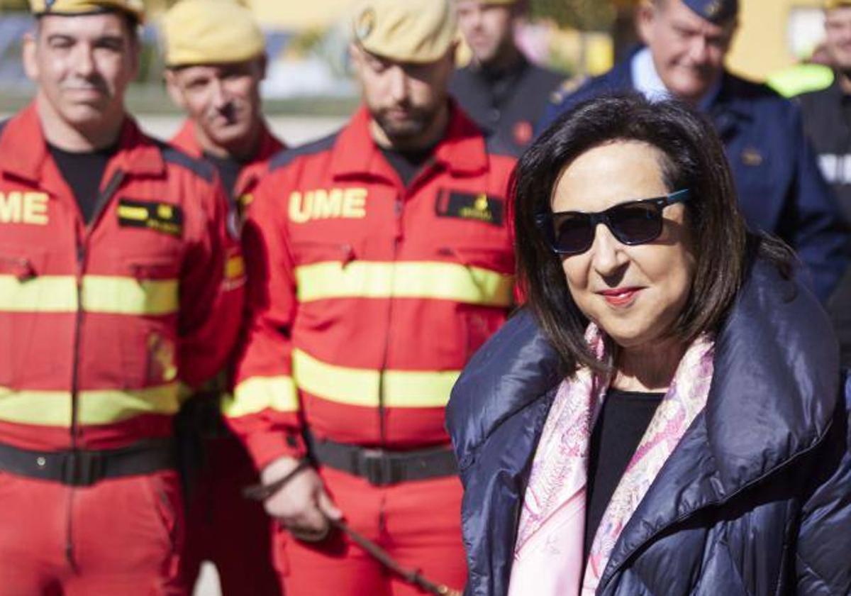 La ministra de Defensa, Margarita Robles, durante su visita a la base de Morón de la Frontera (Sevilla).