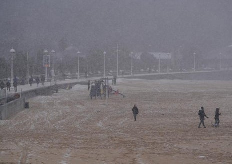 Imagen secundaria 1 - La nieve ha llegado este lunes a Mallorca, foto principal, y también a orillas de la playa de La Concha, en San Sebastián, y a los alrededores de la ciudad de Barcelona