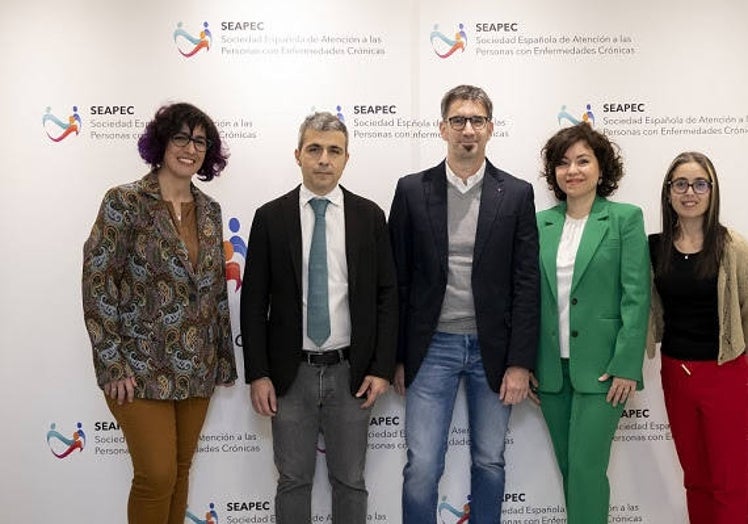 De izq. a dcha.: Ana Belén Ramírez, tesorera y secretaria 2ª de Seapec; el doctor Juan Torres, presidente; doctor Luis Mendo, vicepresidente; Jimena García, Secretaria 1ª y Ruth Serrano, vocal de la nueva sociedad.