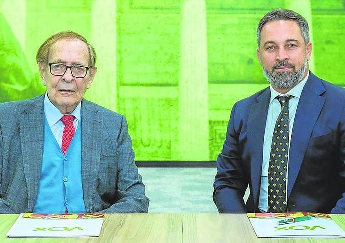 Ramón Tamames (izquierda) junto a Santiago Abascal.