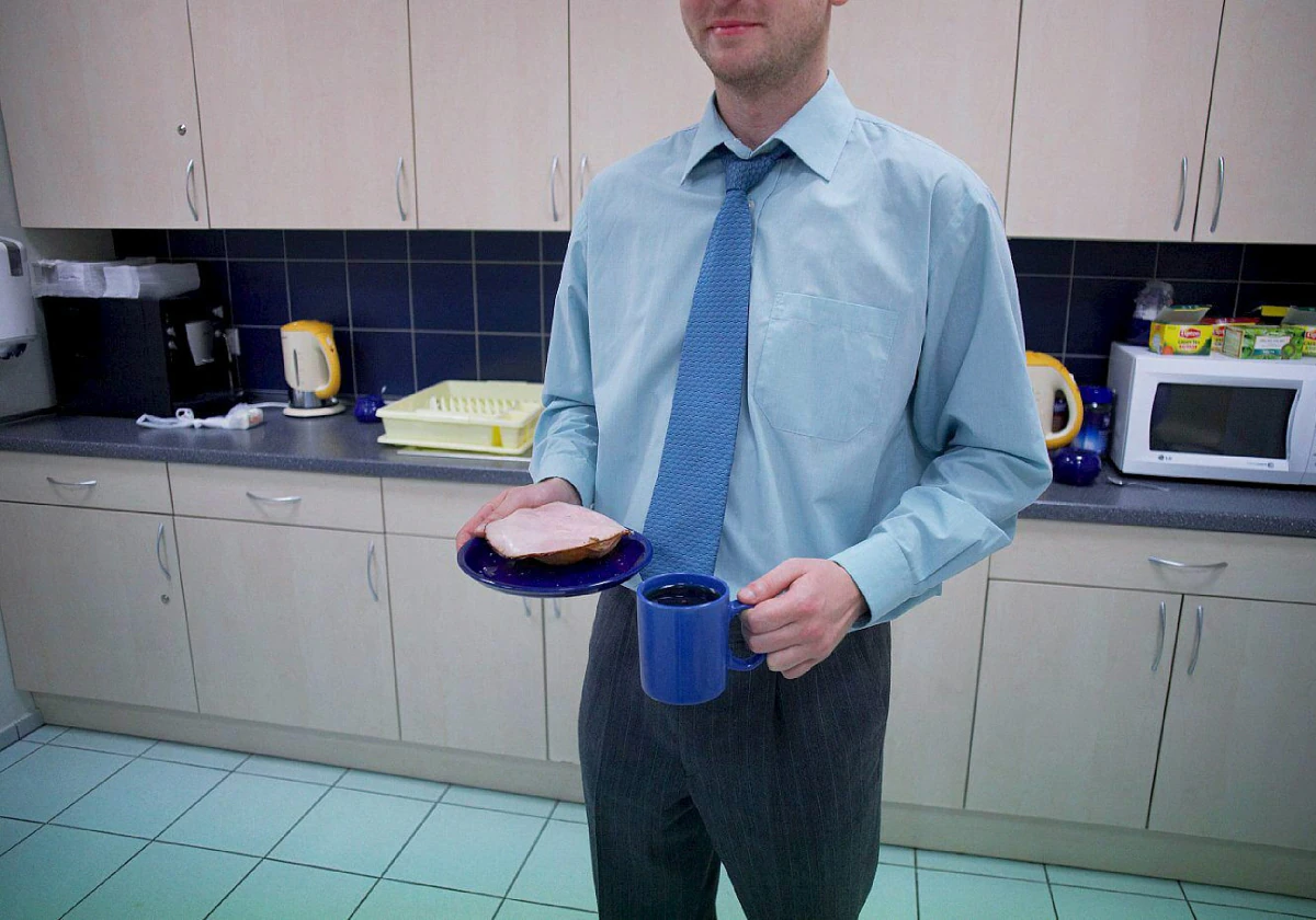 Un ciudadano se dispone a desayunar solo en su cocina.