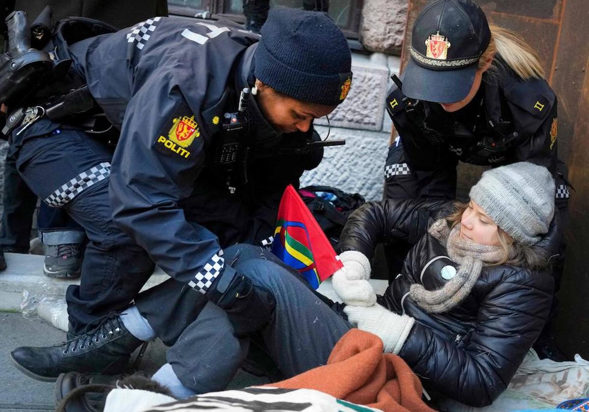 La activista Greta Thunberg desalojada por la policía en Oslo, Noruega, durante una protesta contra la instalación de dos parques eólicos en territorio sami