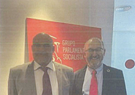 Foto del sumario en la que aparecen el 'mediador' Navarro Tacoronte y el exdiputado 'Tito Berni', durante una visita al Grupo Parlamentario Socialista del Congreso en febrero de 2021.