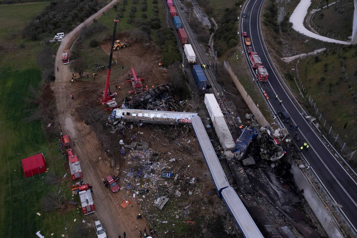 Imagen capturada por un dron del estado de los dos trenes tras el choque. Los trabajadores de rescate no han parado de rescatar pasajeros durante toda la noche. / Achilleas Chiras (EFE)
