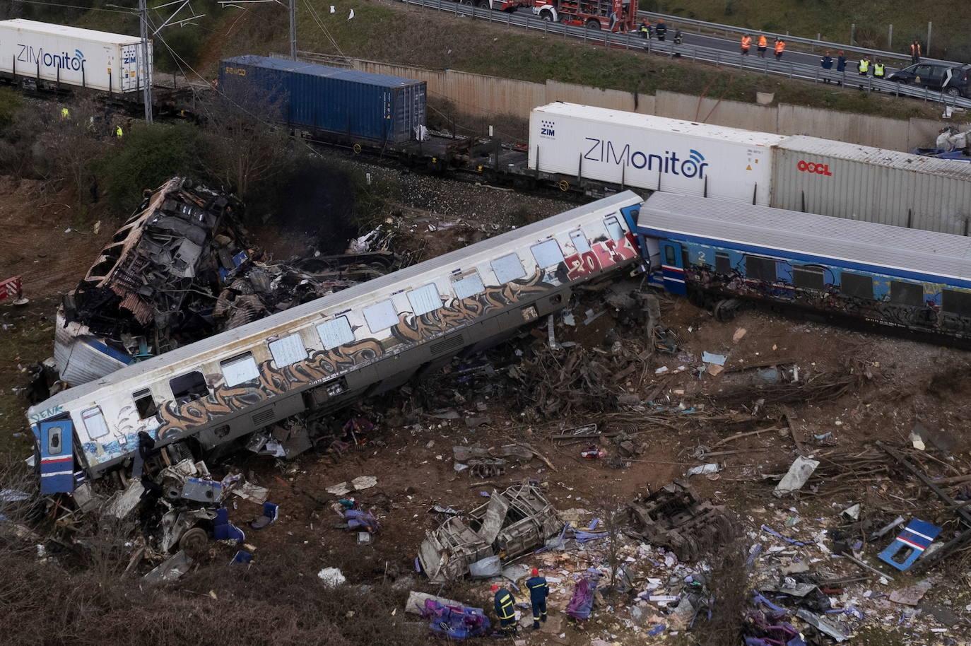 Así han quedado los dos primeros vagones del tren de pasajeros que se ha chocado contra otro de mercancía. / Achilleas Chiras (EFE)