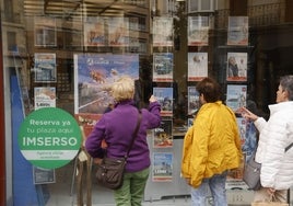 Uno grupo de mujeres comenta en Vitoria la oferta de viajes del Imserso.