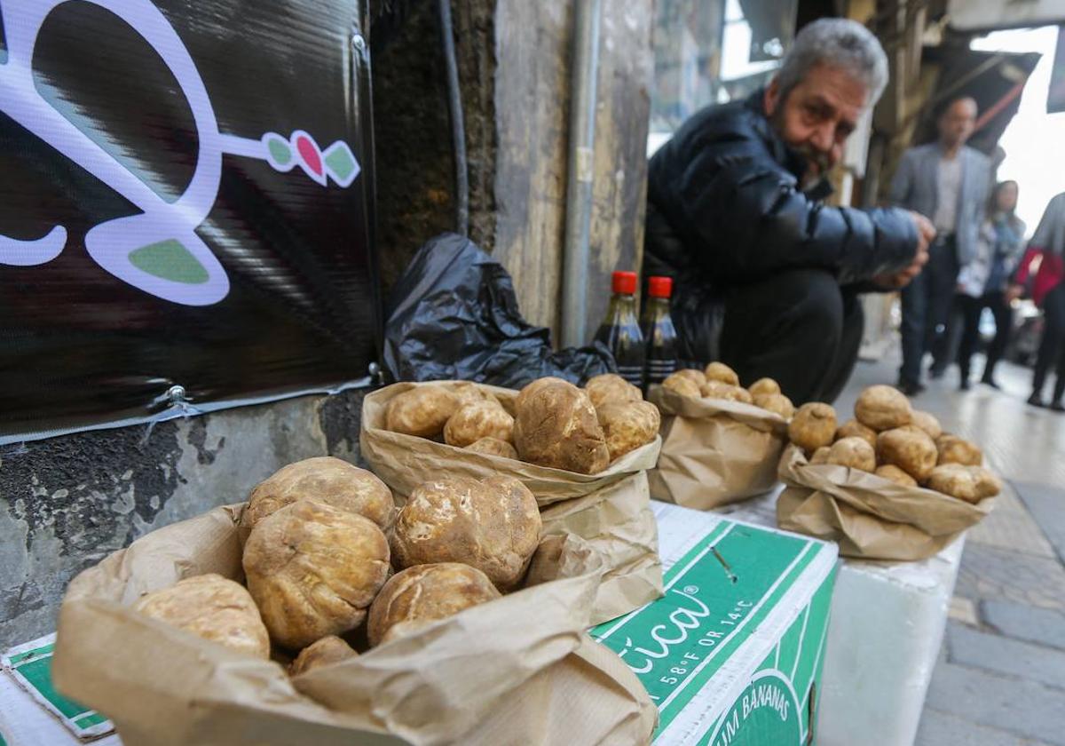 Un vendedor de trufas espera a los clientes en su puesto al costado de la carretera en Damasco