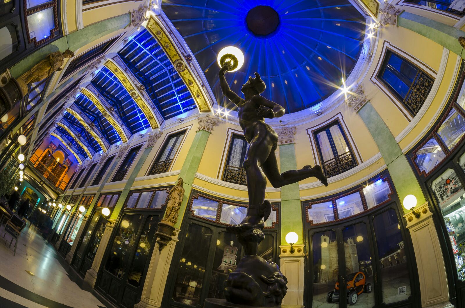 Imagen - La estatua de Mercurio, en el Pasaje Gutiérrez.