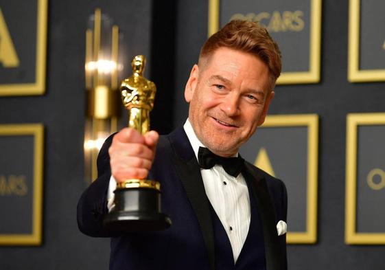 Kenneth Branagh posa con el Oscar a mejor guion original por 'Belfast'.