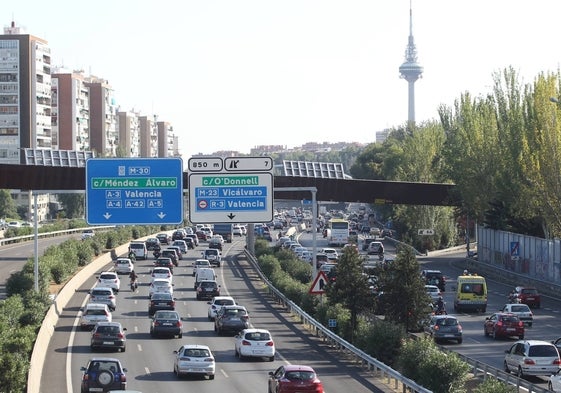 Varios vehículos circulando por la M-30 de Madrid