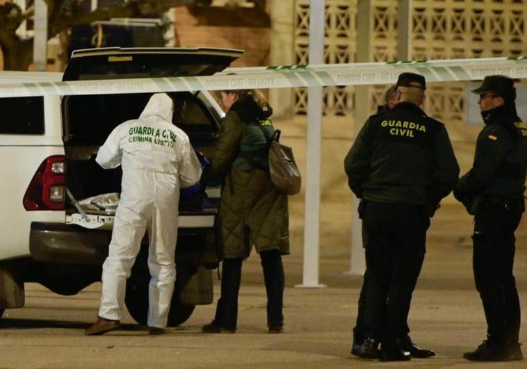 Guardias civiles frente al portal del edificio de la mujer que ha fallecido en Villanueva de Gállego, Zaragoza.