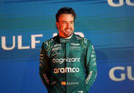 Fernando Alonso, exultante en el podio del GP de Baréin.