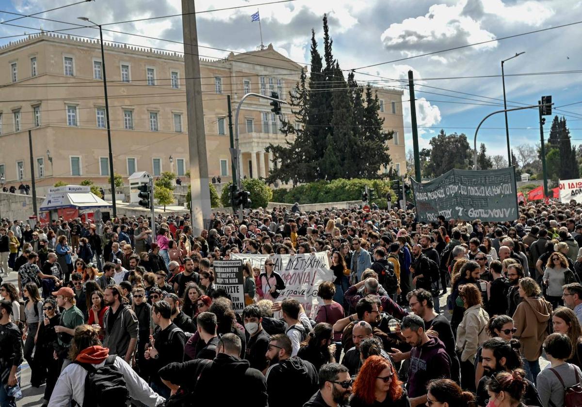 Miles de manifestantes han pedido en Atenas responsabilidades al Gobierno heleno por el accidente de tren.