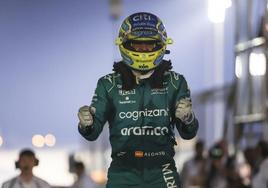 Fernando Alonso celebra su tercer puesto en el GP de Baréin.