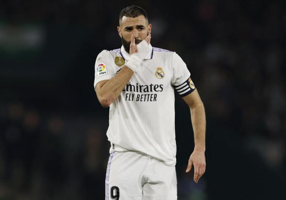 Karim Benzema, meditabundo durante el partido ante el Betis.