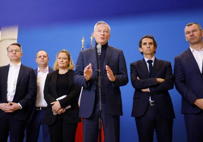 El ministro de Economía, Bruno Le Maire, junto a los directivos de algunas cadenas de alimentación.