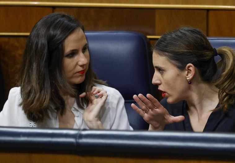 Las ministras de Podemos, Ione Belarra e Irene Montero, este martes durante el debate de toma en consideración de la propuesta socialista para reformar el 'solo sí es sí'.