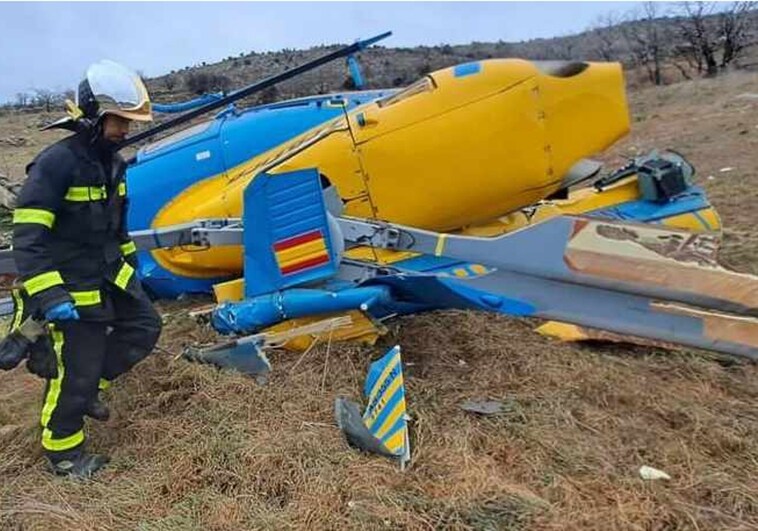 Efectivos de los bomberos acudieron al lugar del siniestro del helicóptero cerca de Robledo de Chavela (Madrid).