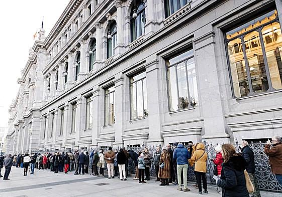 Colas en el Banco de España para contratar letras del Tesoro.