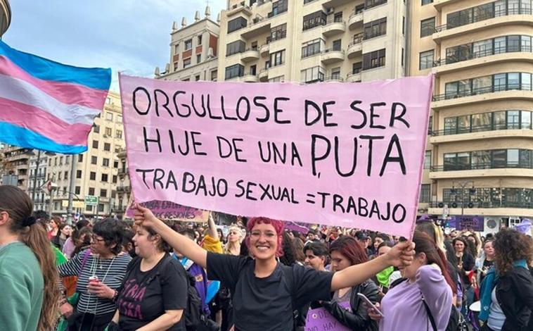 Imagen principal - Una oleada morada recorre las calles y plazas de España