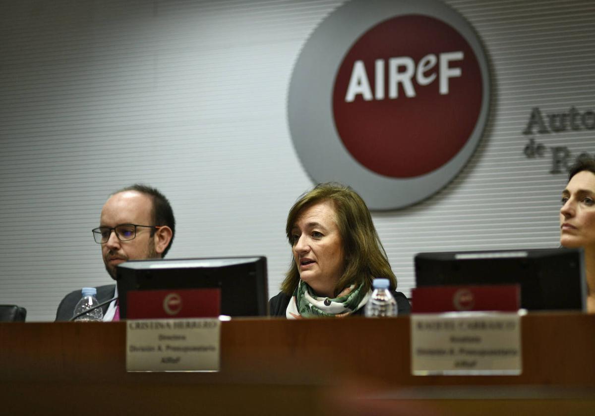 En el centro, la presidenta de la Airef, Cristina Herrero.