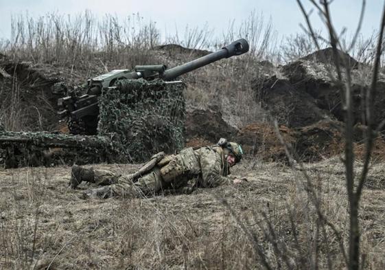 Una pieza de infantería ucraniana defiende una posición en los suburbios de Bajmut.