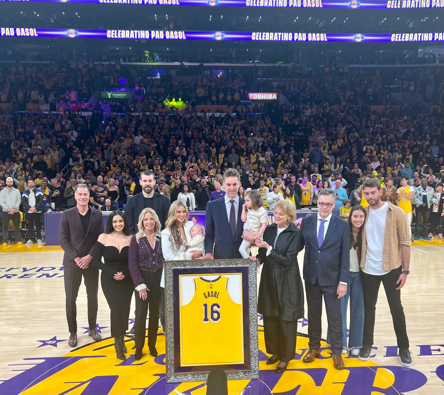 Pau Gasol posa junto a toda su familia en el centro de la cancha del pabellón de Los Lakers durante la ceremonia de homenaje en la que se le ha retirado el número '16' con el que jugó en el equipo angelino