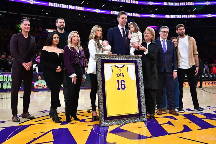 Las mejores imágenes del gran día de Pau Gasol: Lakers retira el '16'