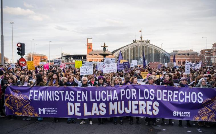 Imagen principal - Una oleada morada recorre las calles y plazas de España