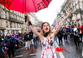 Una joven protesta contra la prostitución durante la masiva marcha antifeminista de París.