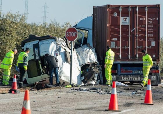 Cinco empleados de una empresa mueren en un accidente de tráfico en Sevilla