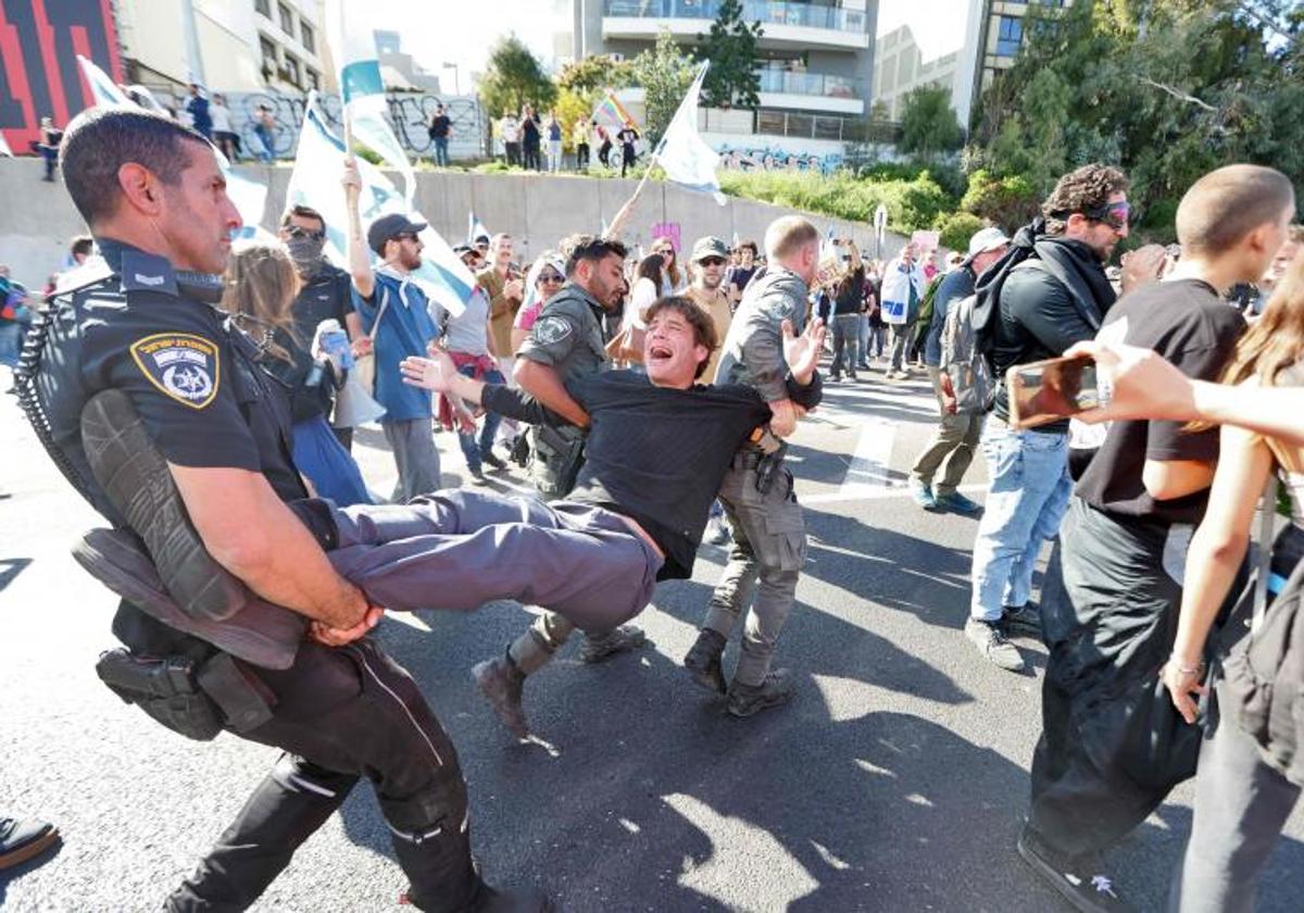 Las fuerzas de seguridad desalojan a los participantes en una manifestación en Tel Aviv.