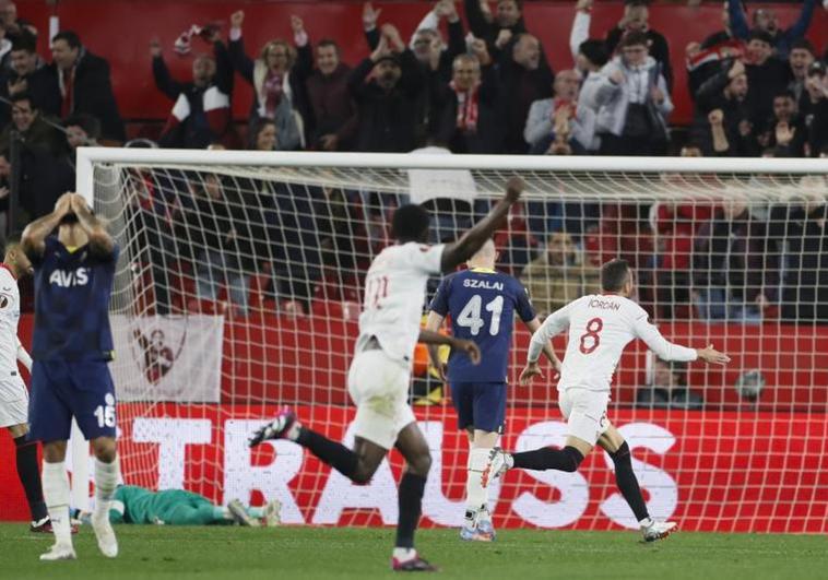 El Sevilla reacciona a tiempo y encuentra consuelo en la Europa League